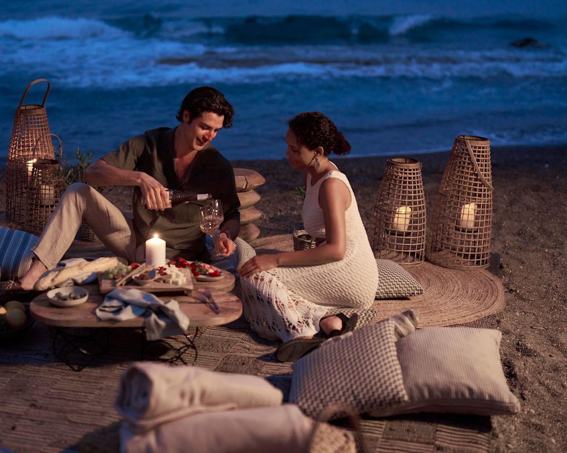 Pár na pláži s přechodem na piknik