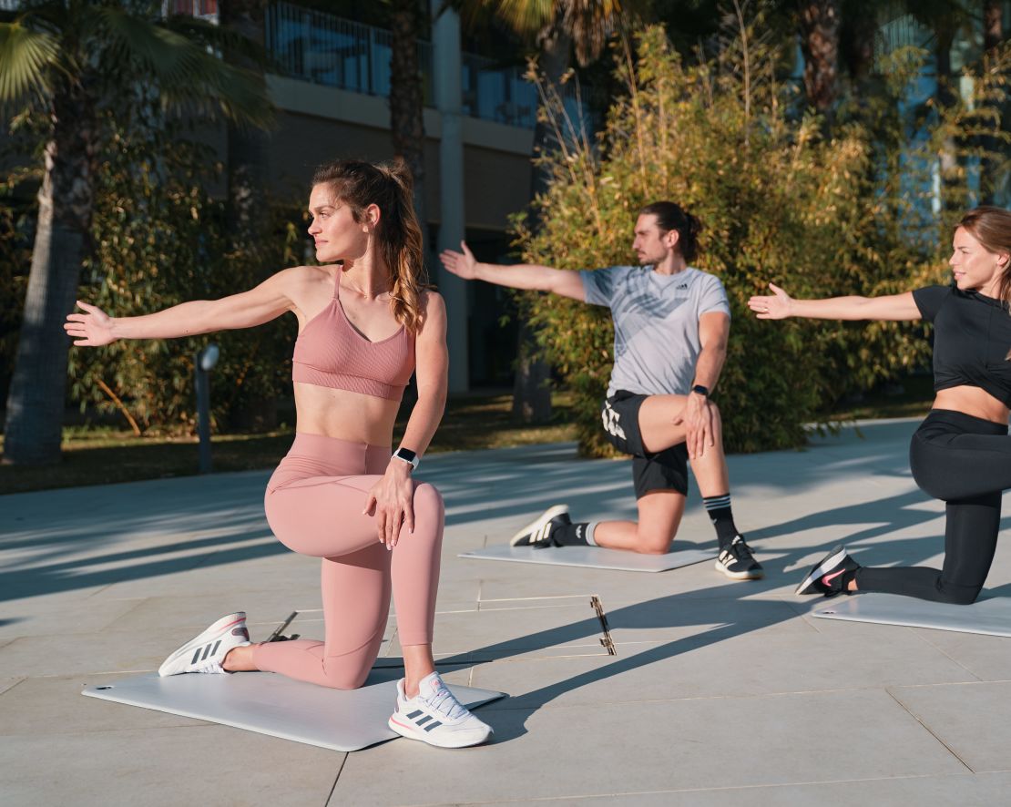 Personas haciendo una transición al gimnasio al aire libre