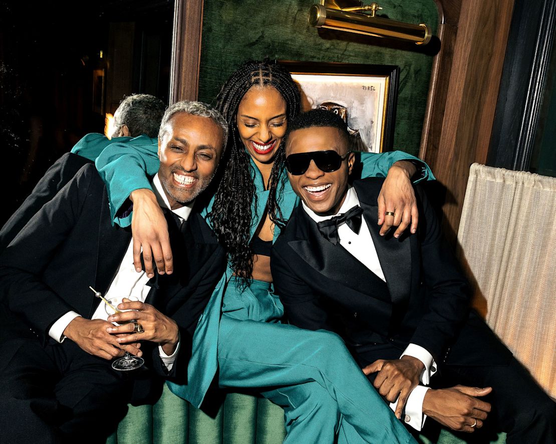 The Bronze Owl, des clients savourant des cocktails-transition