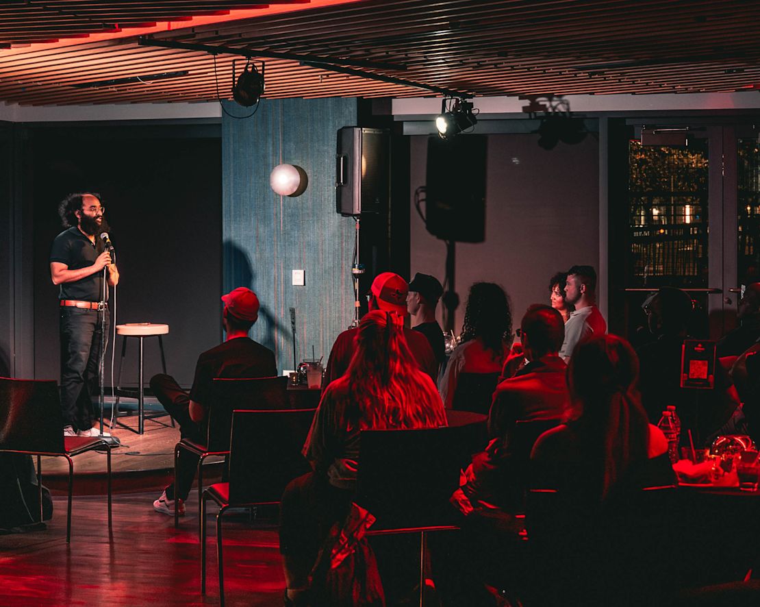 Gäste sehen sich einen Komiker im Bat City Comedy Club an.