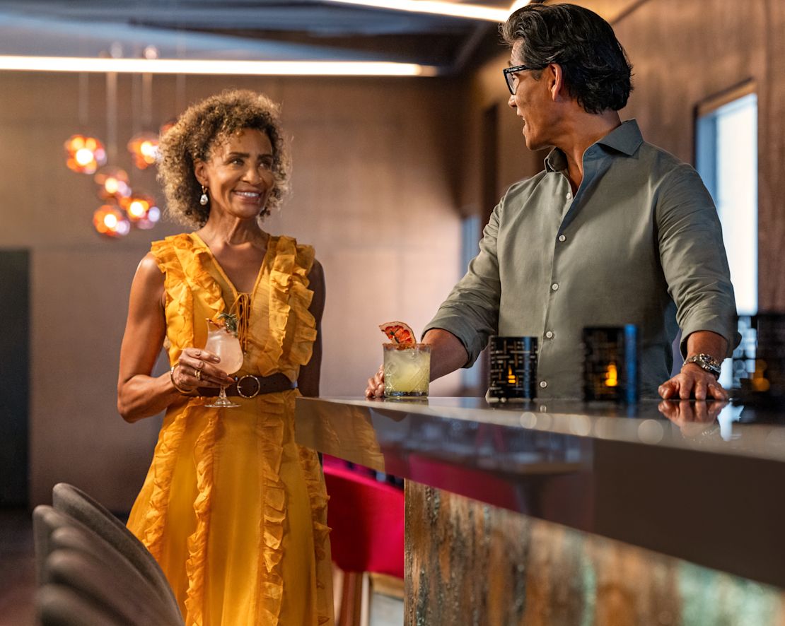 un homme et une femme buvant un verre au Flama Restaurant-transition