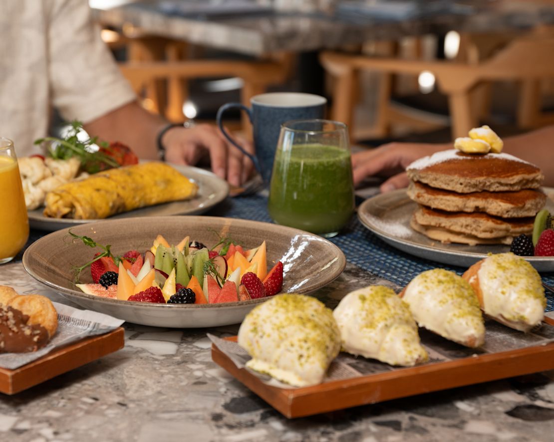 Hombre desayunando en el restaurante Vela-transición