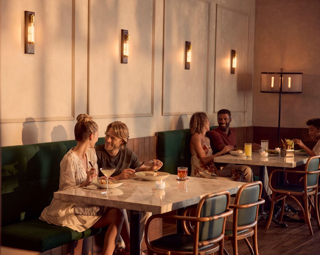 Otel restoranı-geçişinde akşam yemeği ve içkinin tadını çıkaran adam ve kadın