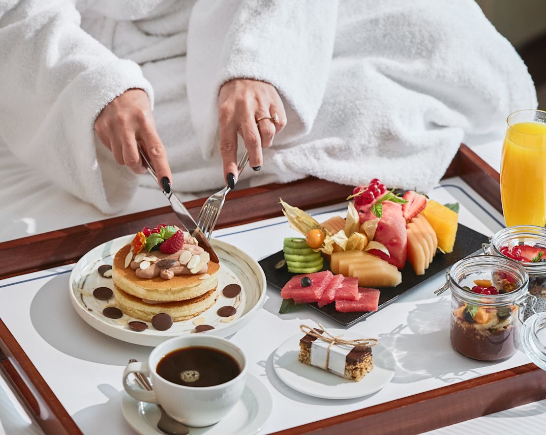 客室で朝食をお召し上がりになる女性