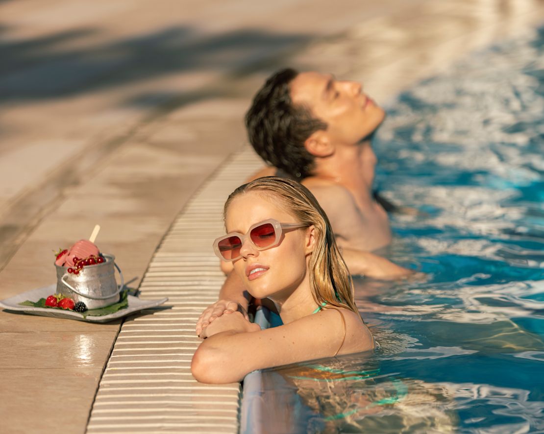 Paar im Außenpool – Übergang