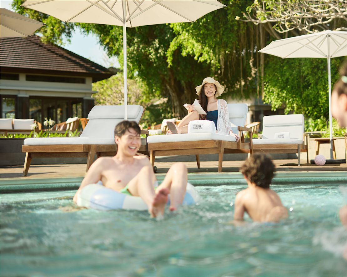 Familien genießen einen Tag am Swimmingpool