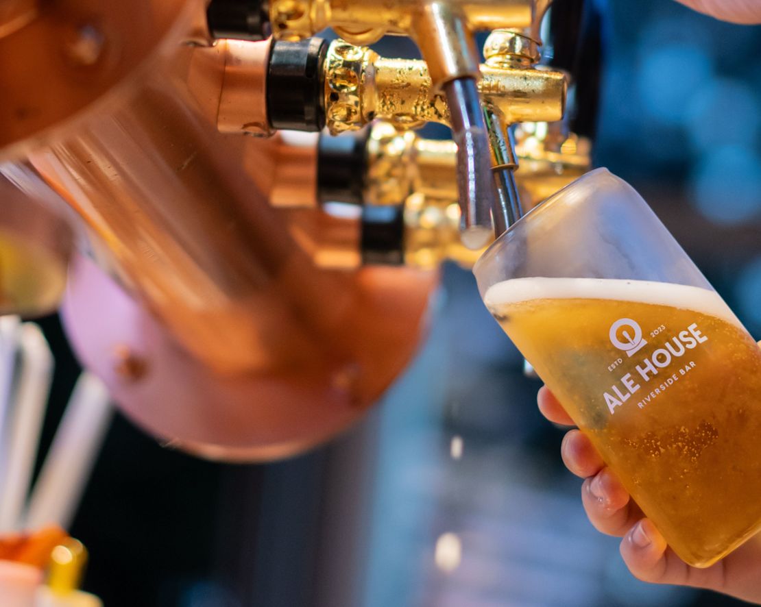 Eliberare de către barman a berii la draught la Ale House, pe malul râului Tranziția barului