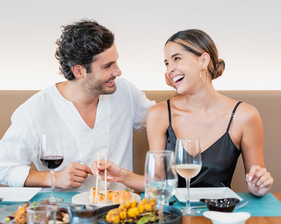 Pareja cenando en el restaurante Sunan-transition