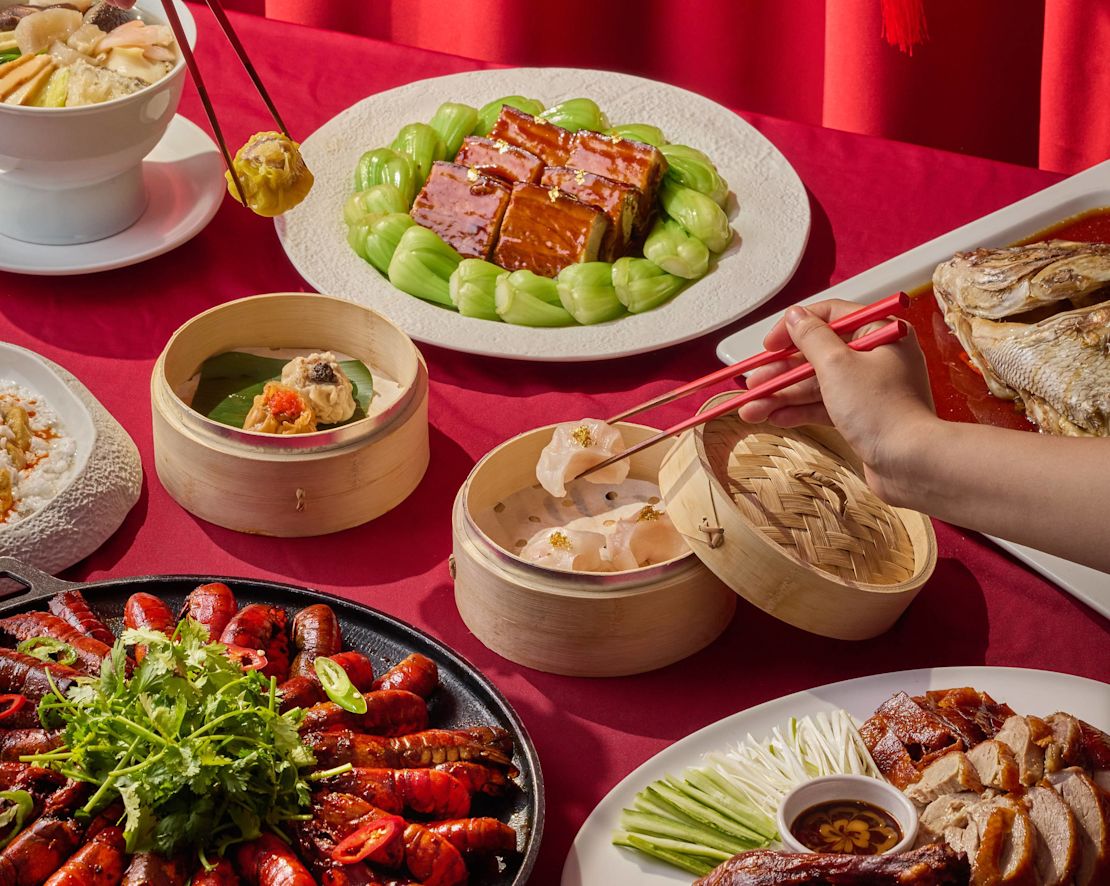 Deux femmes savourant de la cuisine chinoise dans un restaurant-transition