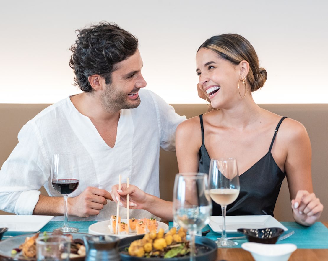 akşam yemeği ve şarap dönüşümünün keyfini çıkaran misafir