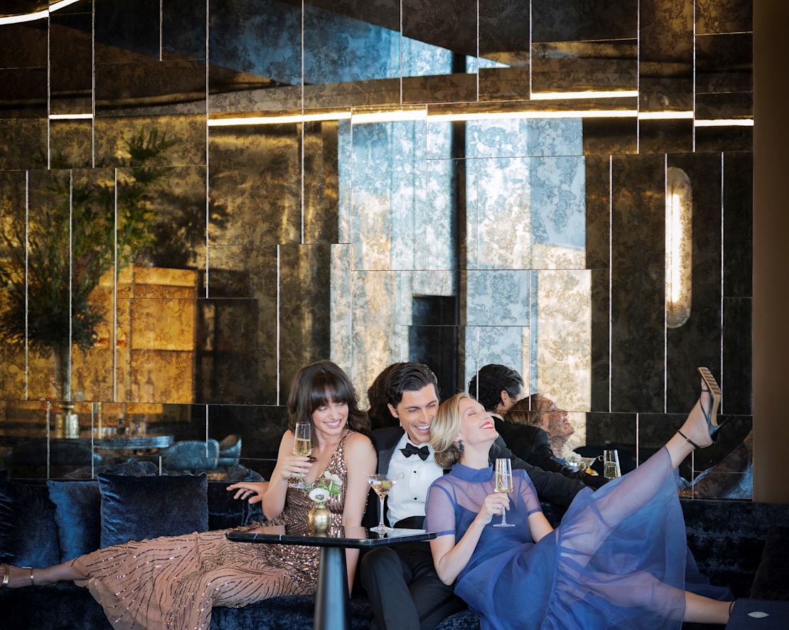 Bar Hard Shake, hôtes du salon savourant des cocktails-transitions