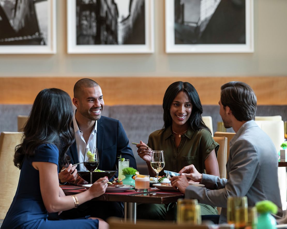 Dinnerparty im Restaurant "The Twist" by Pierre Gagnaire – Übergang