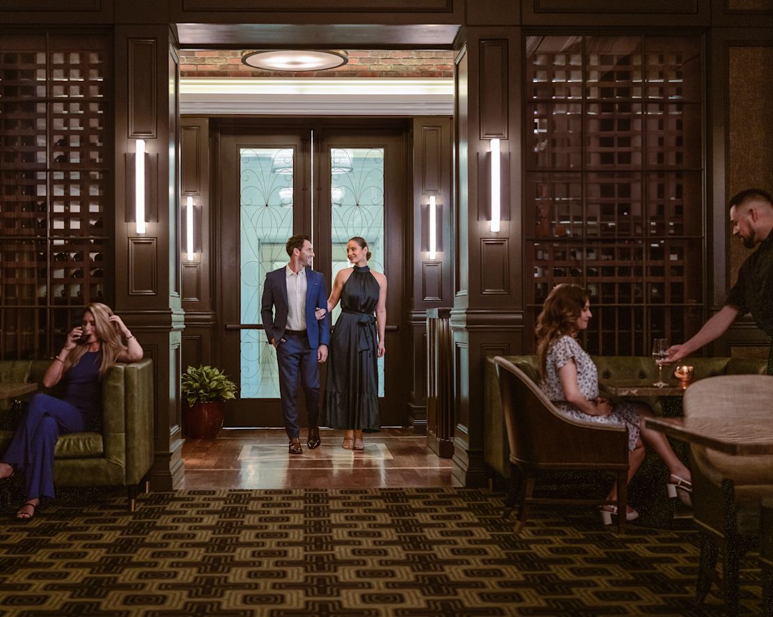 Un homme et une femme marchant le bras dans l'espace restaurant, prochaine transition