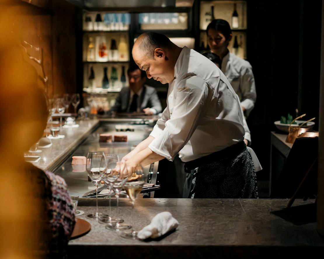 Chefs preparando comida no Tsukimi Restaurant-transition