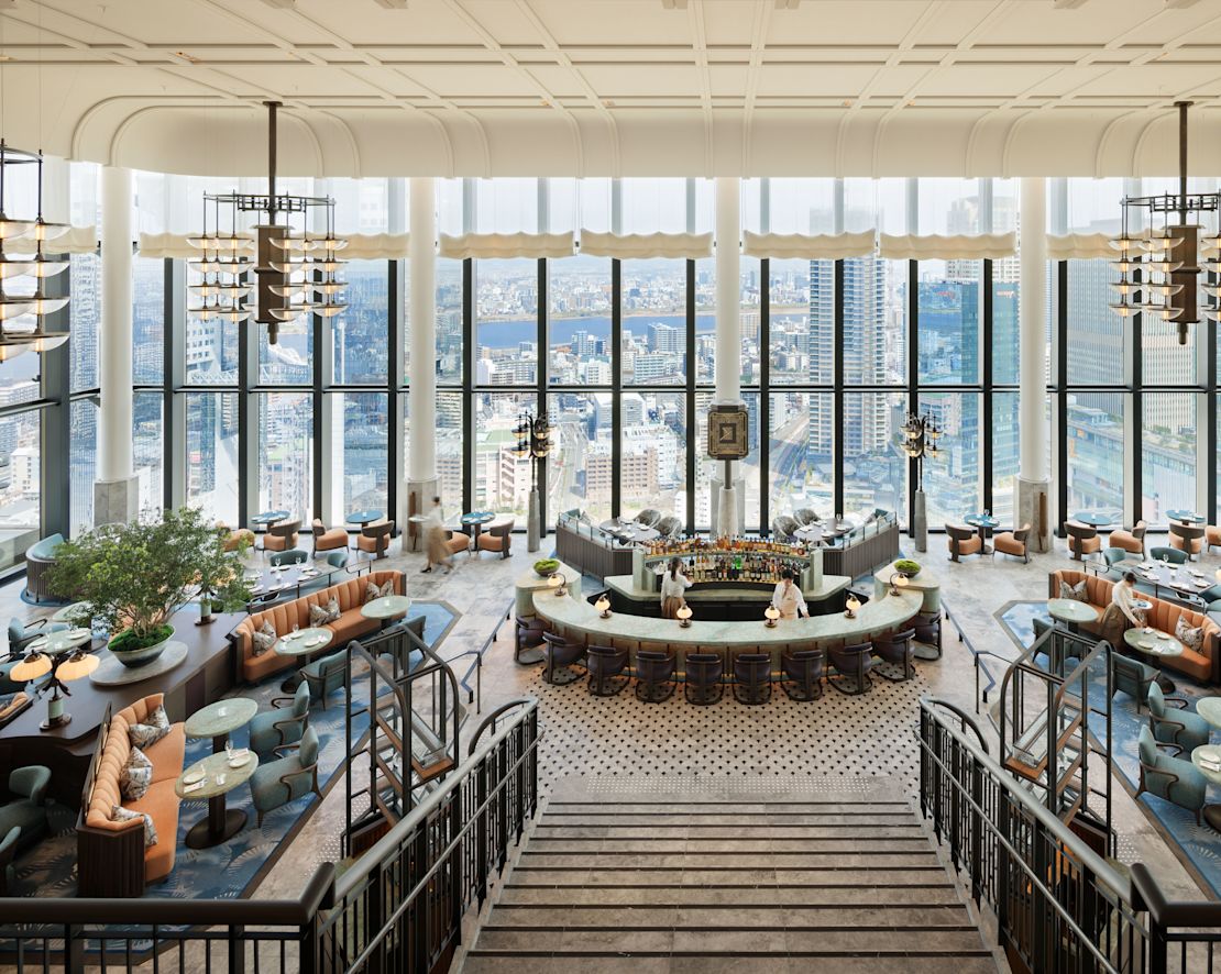Peacock Alley, bar and lounge area, window view of the city-transition