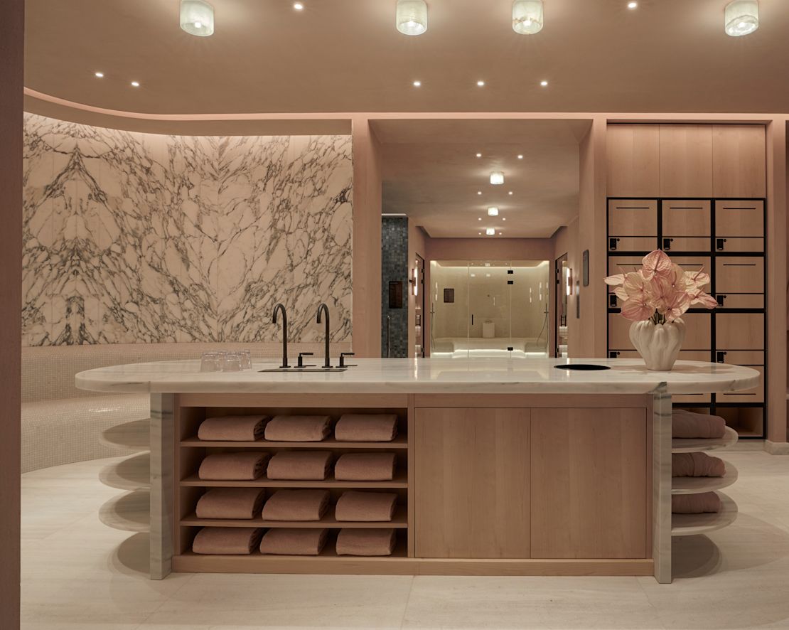 entrada do spa, balcão de toalhas, armários para hóspedes e vestiário, transição de área