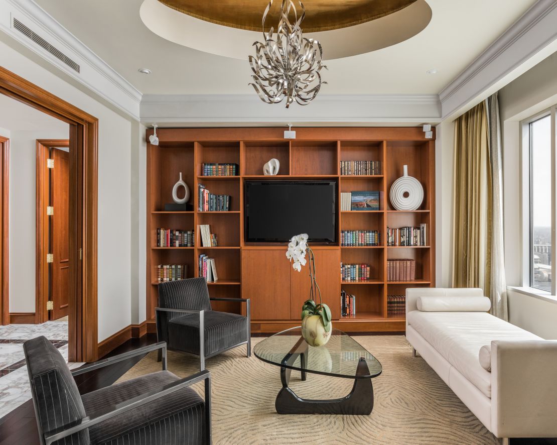 Livingroom with seating, bookshelf and tv