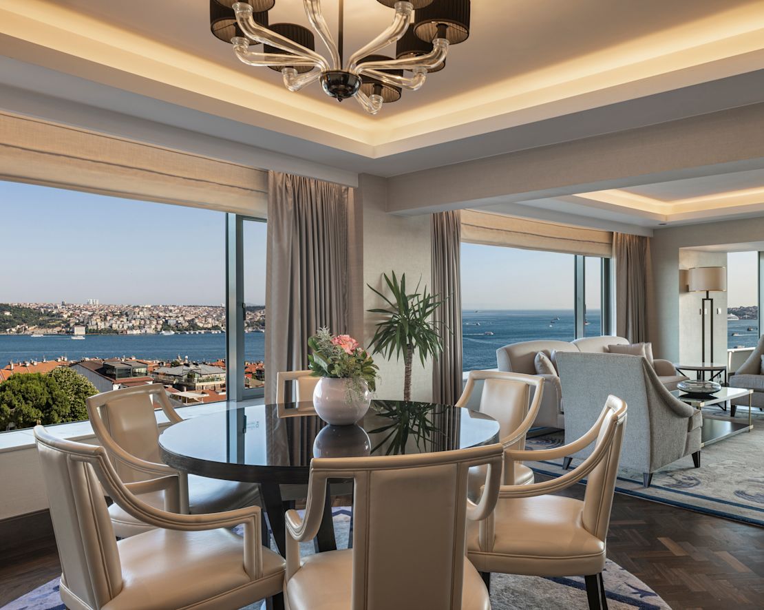 Masa ve sandalyeler bulunan oturma alanı-geçiş