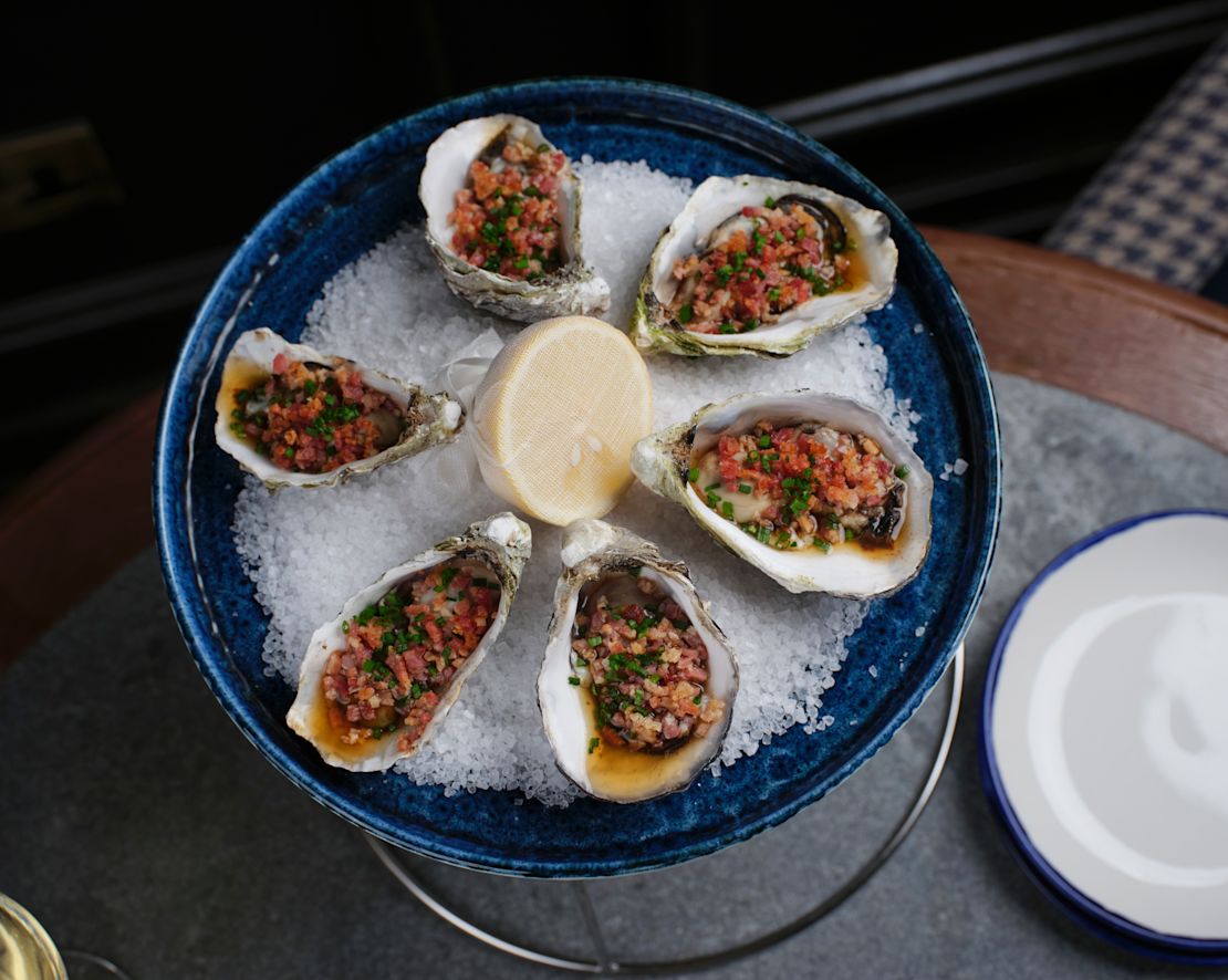 Blue Boar Pub, tiram pada setengah transisi cangkang