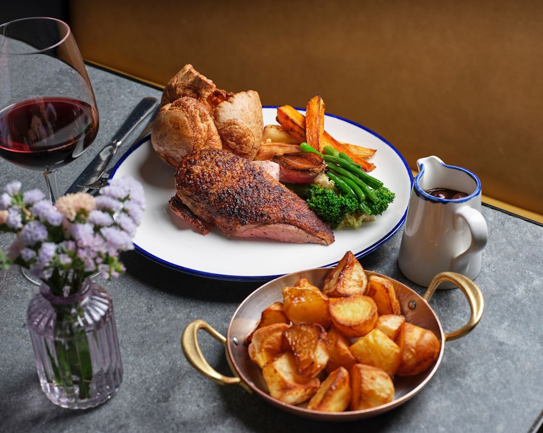 Blue Boar Pub, hidangan pembuka makan malam, sisi kentang, segelas anggur merah-transisi