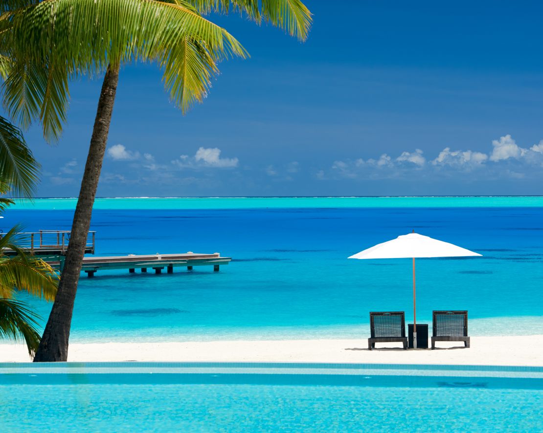 Sea with chairs and trees-transition
