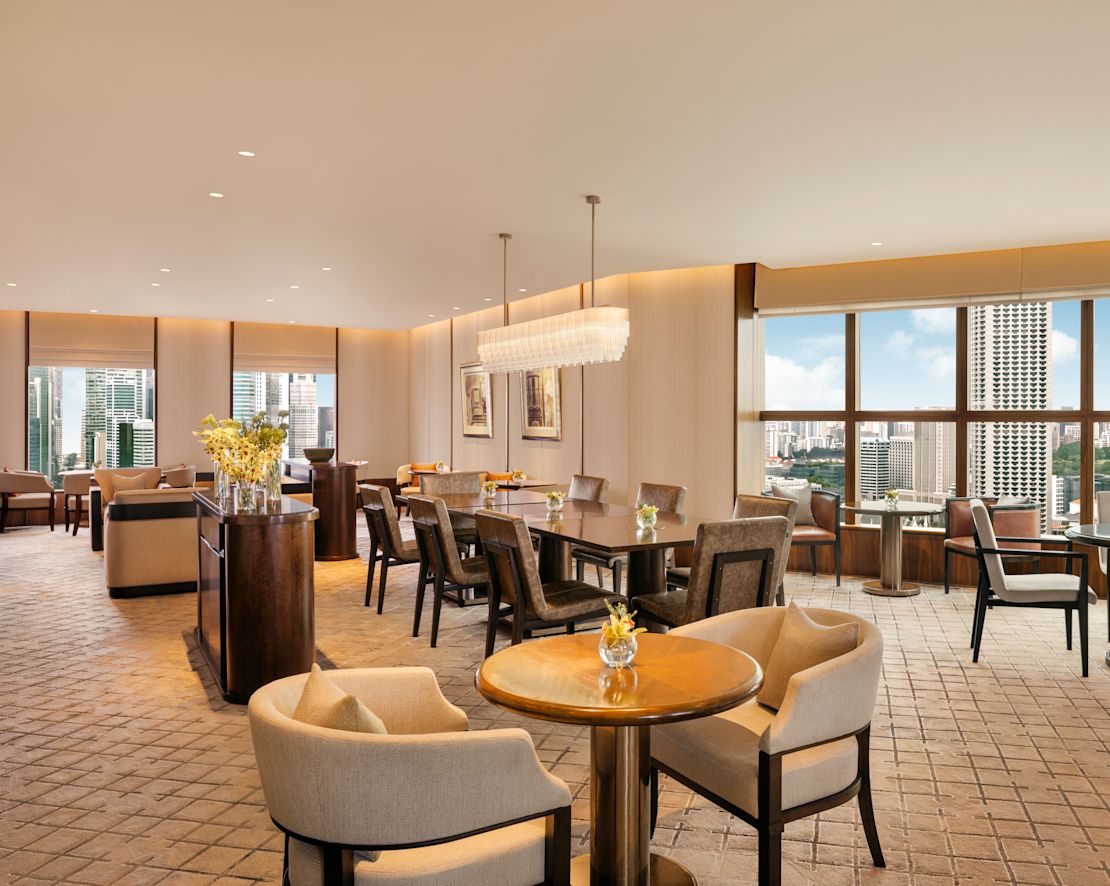 Área de lounge executivo com vista para a cidade - transição