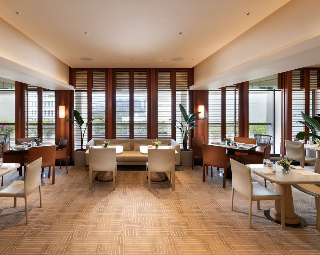 Executive Lounge se stoly a židlemi-přechod