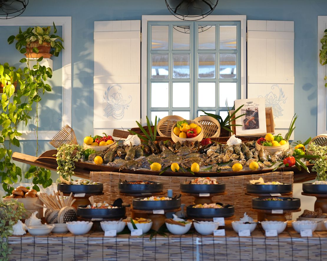 Fruits de mer et légumes sur une table dans un restaurant-transition