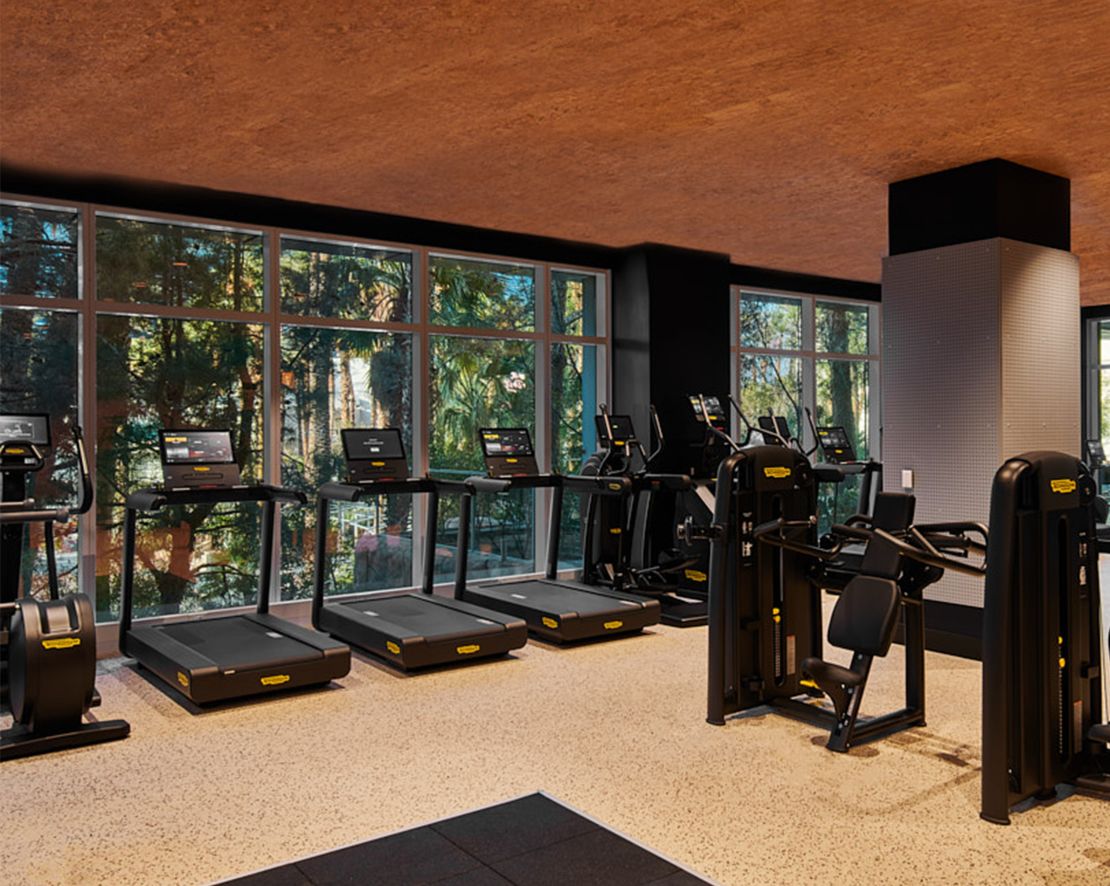 Pusat kebugaran di lokasi, treadmill, transisi-tampilan-jendela