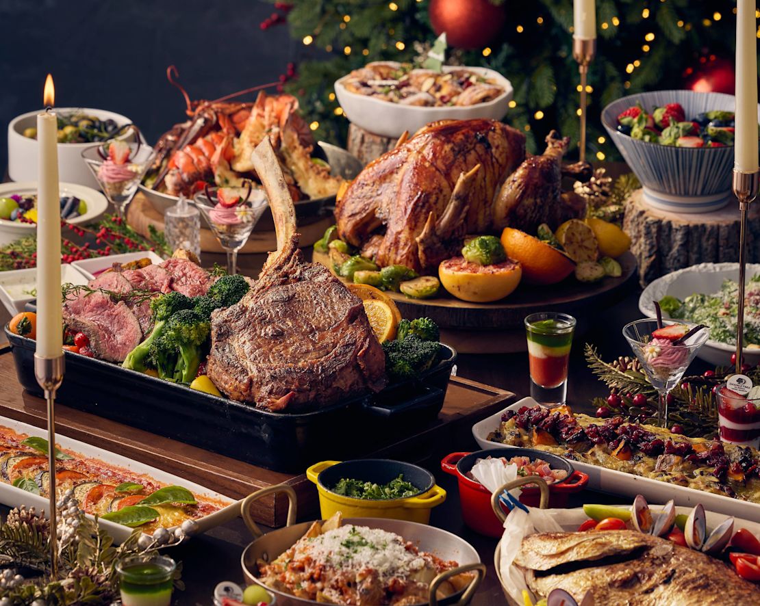 Plats buffet festifs sur une table avec bougies allumées - transition