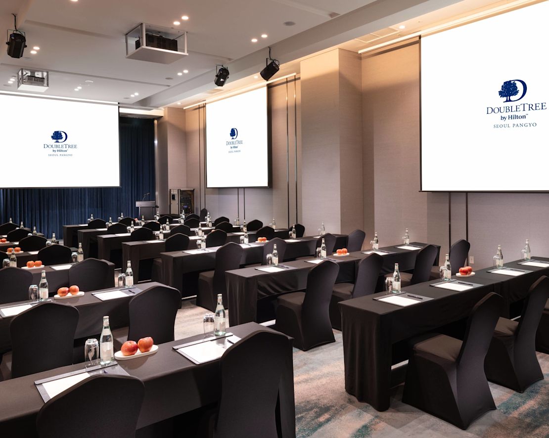 Meetingraum "Function" – parlamentarische Bestuhlung – Übergang