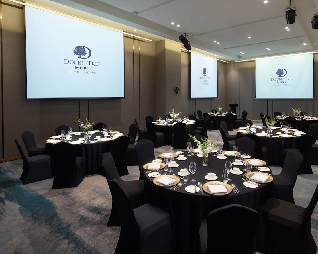 Meeting Room Setup Cabaret Style for an Event-transition