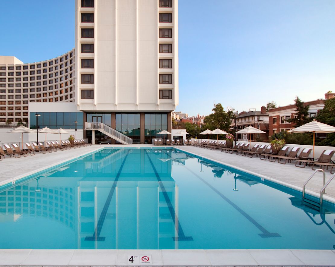Foto kolam renang dengan transit di belakang hotel
