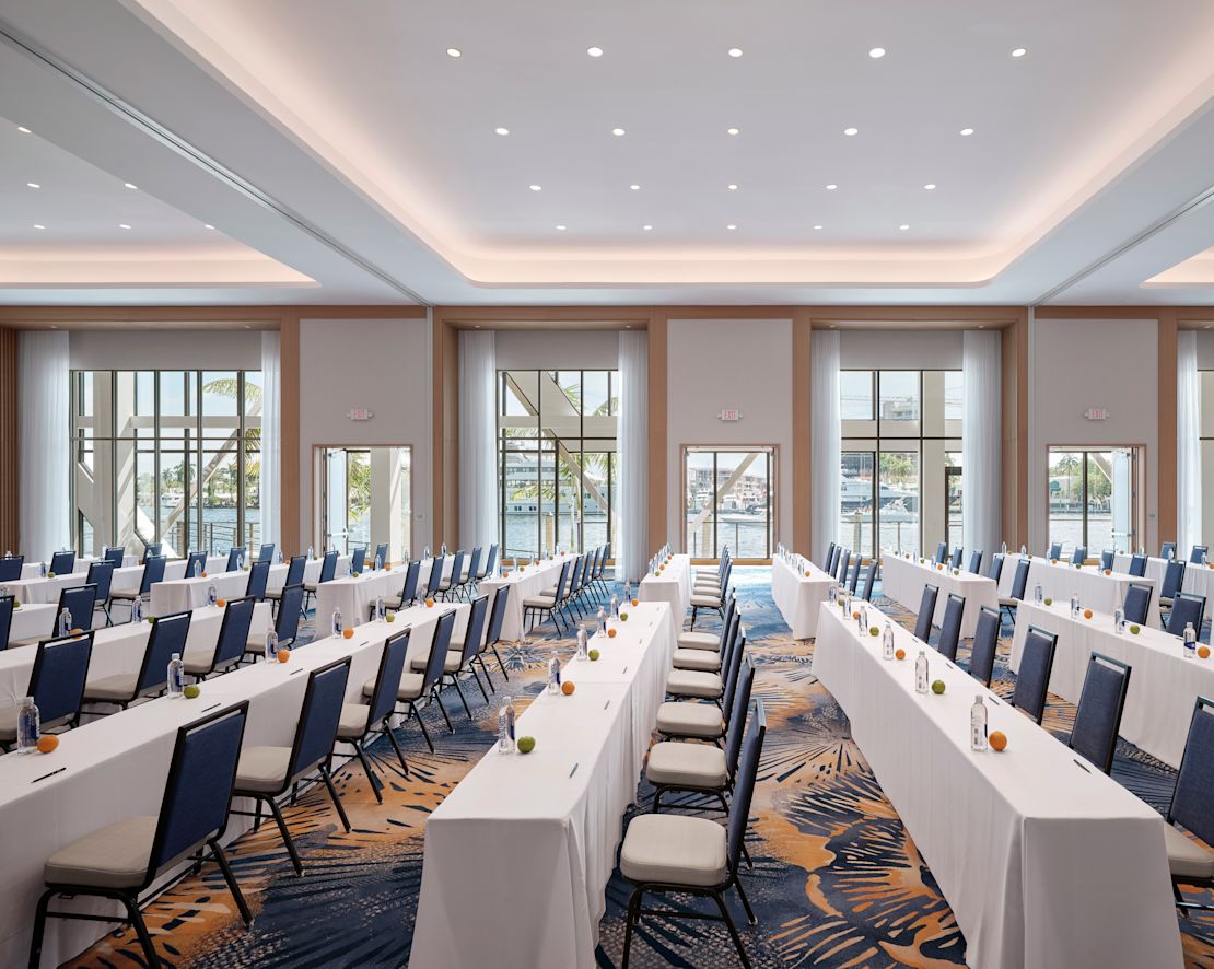 Sunum tarzında toplantı odası-geçiş