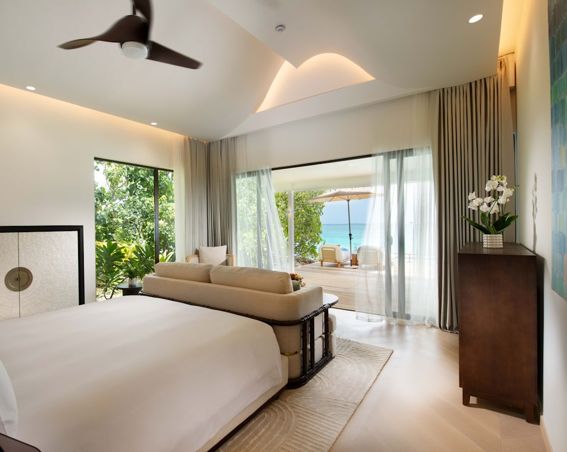 окно напротив кровати в большом номере