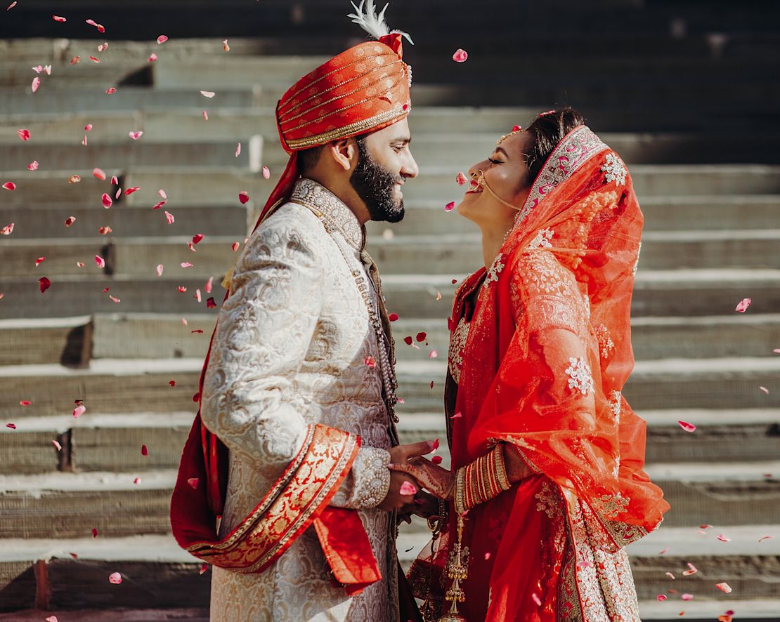 homme et femme en tenue-transition de mariage