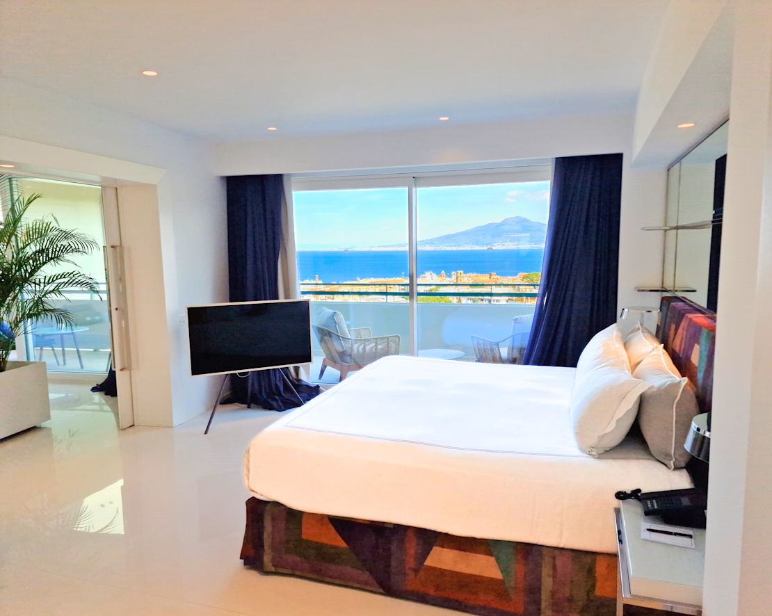 Camera - Ampio letto e TV con vista mare dal balcone