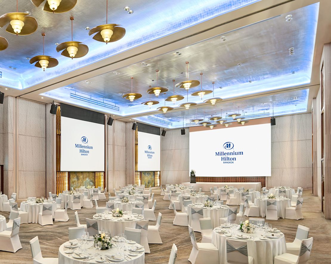 円卓と3台のプロジェクタースクリーンを備えた大宴会場