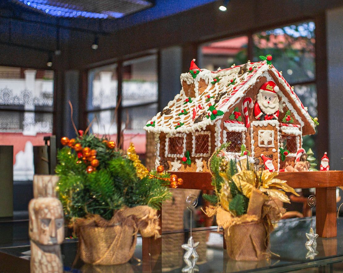 Grain restaurant, gingerbread house, holiday decorations-transition