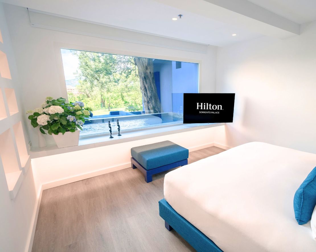 Suite - Ampio letto con zona piscina - transito