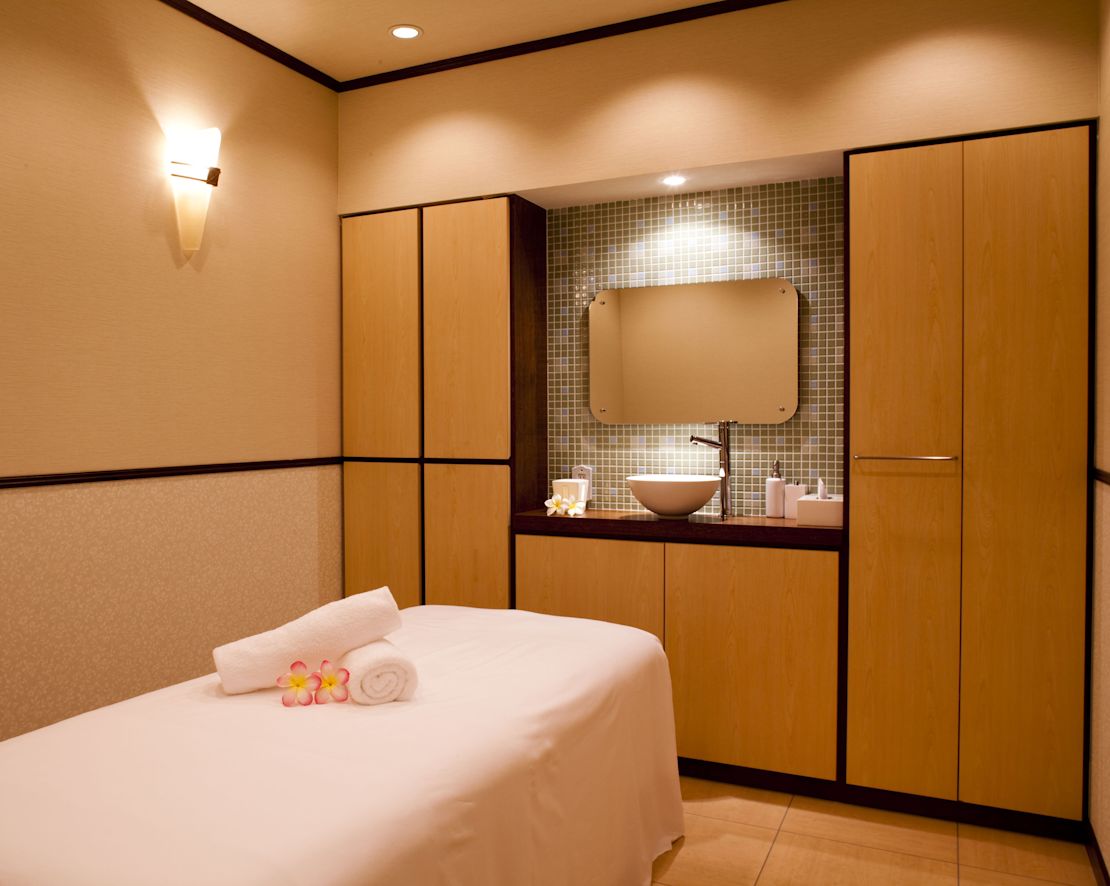 ร้านทําผม Relaxation Salon พร้อมดอกไม้และผ้าเช็ดตัวบนโต๊ะนวดและการเปลี่ยนอ่างล้างมือ