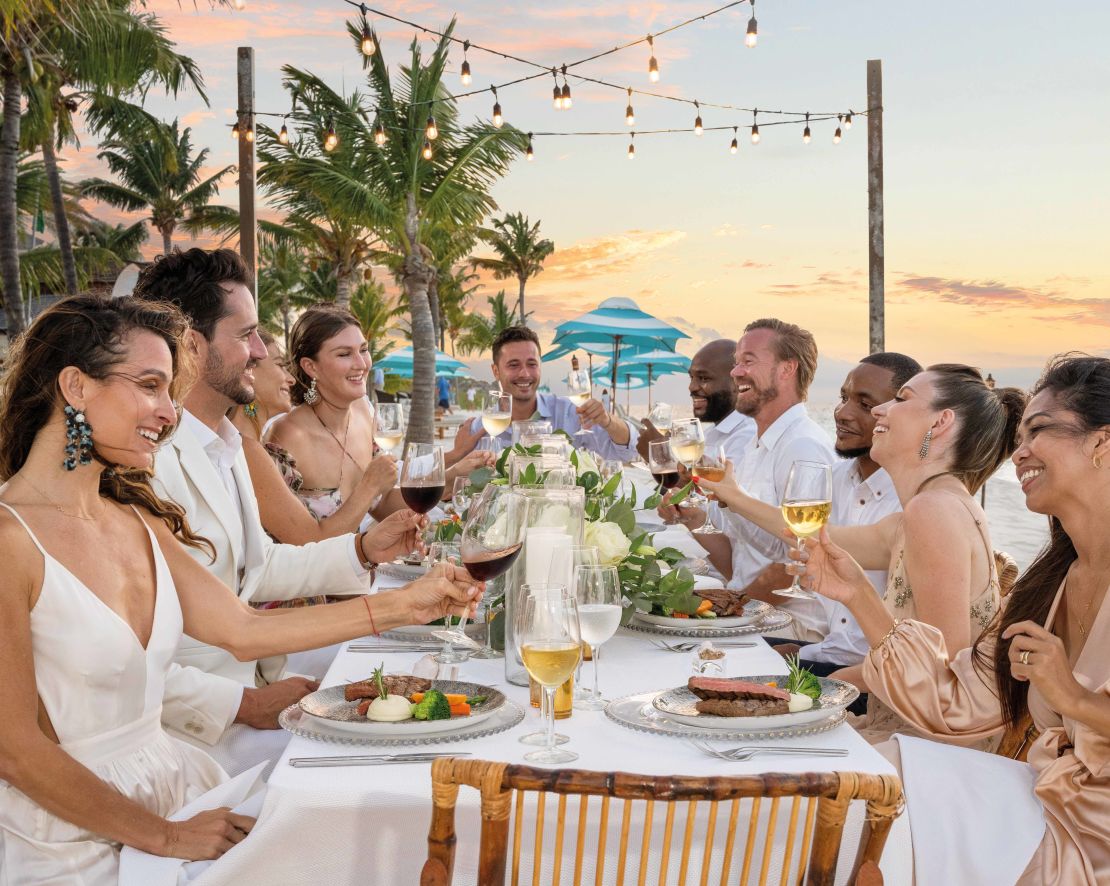 Disposición de mesas de playa con invitados a la boda-transición