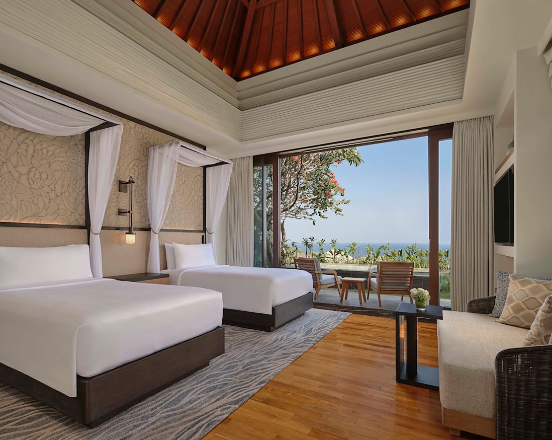 Zwei Betten in einer Villa mit Meerblick und Außenpool-Übergang