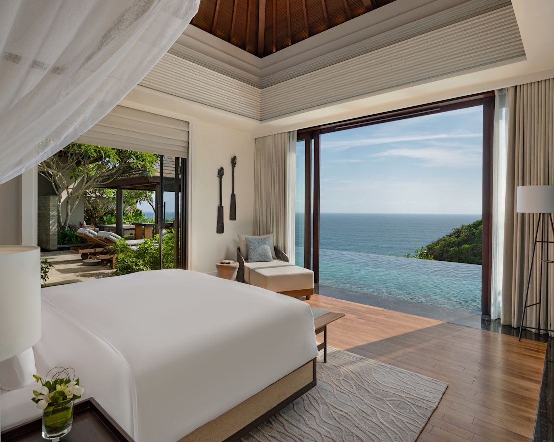 Zimmer mit Bett und Blick auf den Wasserübergang