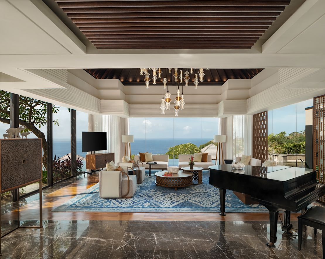 Wohnzimmer der Suite mit Klavier- und Meerblick – Übergang