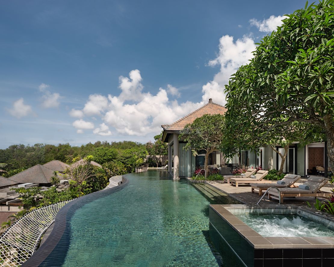 Suite Outdoor Pool-transition