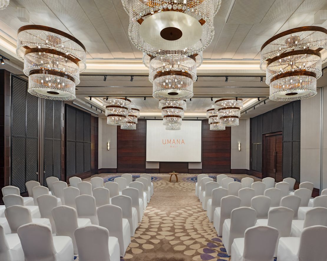 Salón de fiestas interior con mesas y sillas-transición