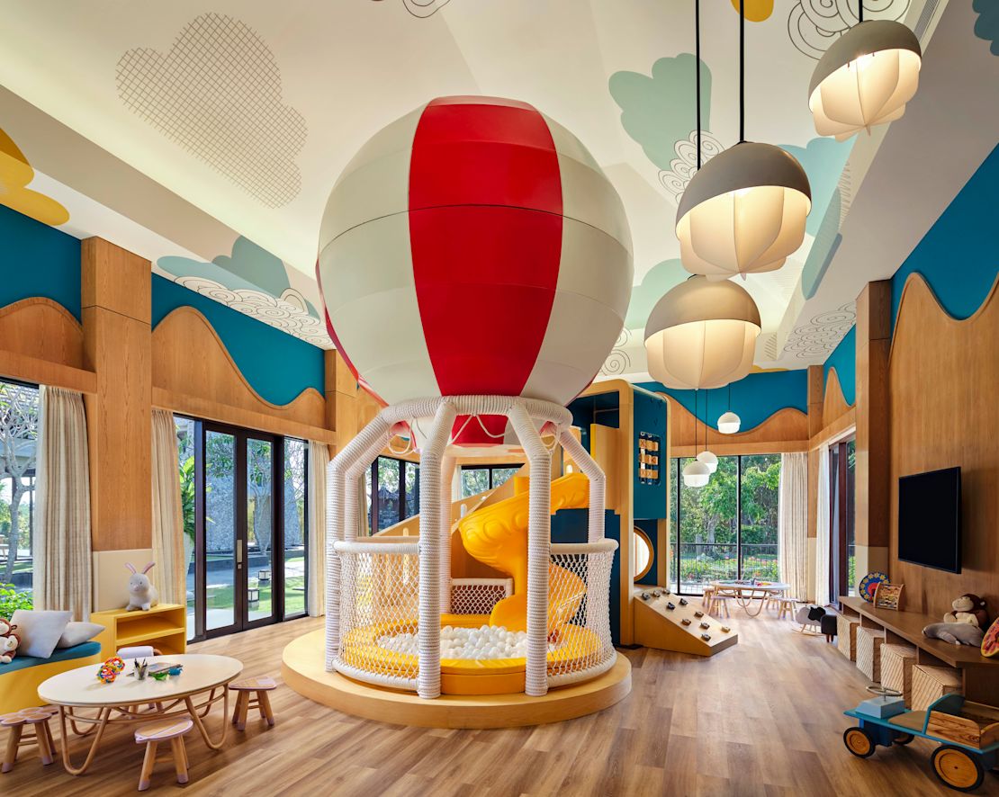 Kids Club mit Spielzeug und HD-Fernseher für den Übergang
