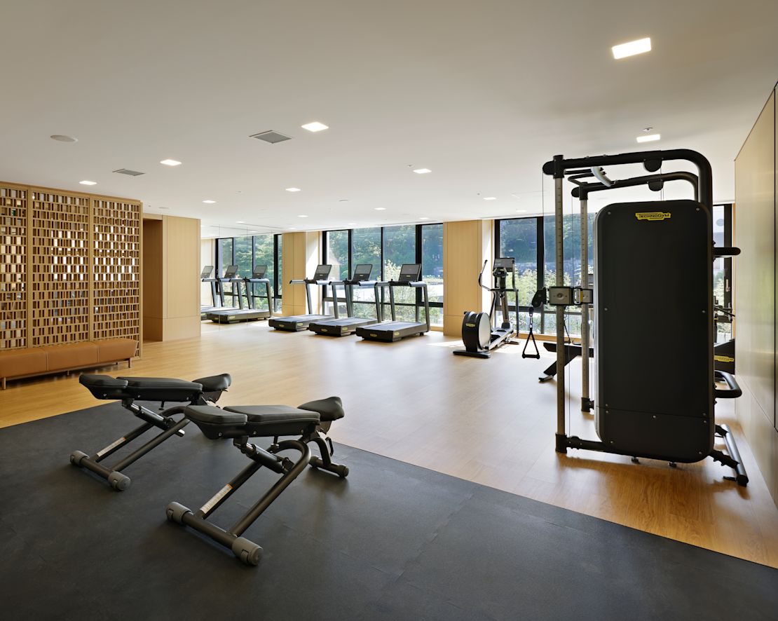 Area fitness con tapis roulant e cyclette reclinabili nella spa - transito