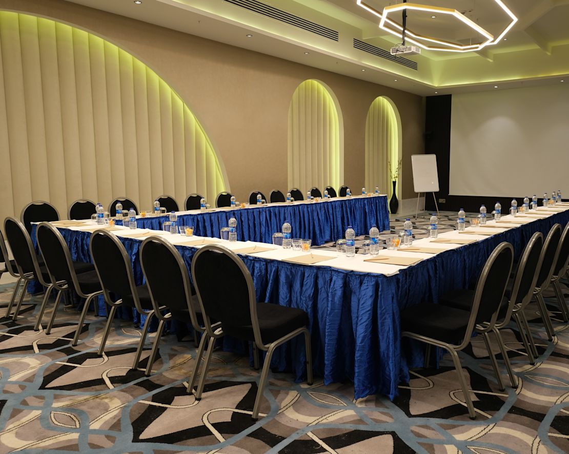 Vergaderzaal met schermprojector-transition